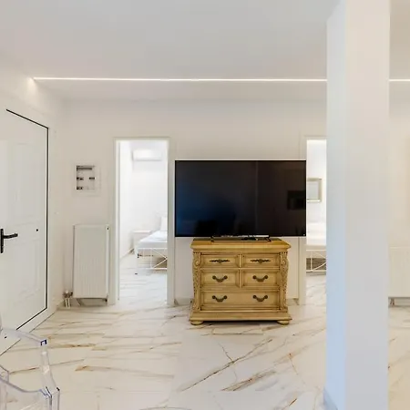 Forty-two Bright 2-bedroom Retreat In * Molaoi