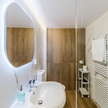 Forty-two Bright 2-bedroom Retreat In Апартаменты