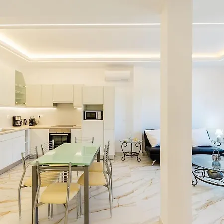 Апартаменты Forty-two Bright 2-bedroom Retreat In Molaoi