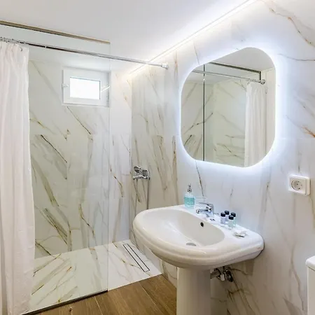Апартаменты Forty-two Bright 2-bedroom Retreat In Molaoi
