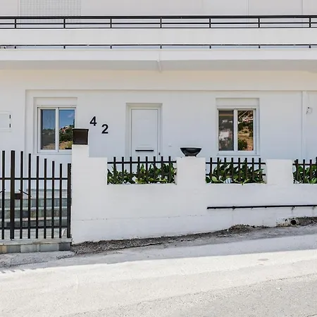 Апартаменты Forty-two Bright 2-bedroom Retreat In *