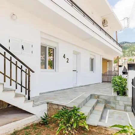 Апартаменты Forty-two Bright 2-bedroom Retreat In