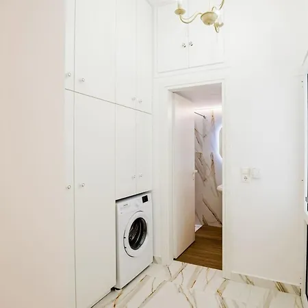 Апартаменты Forty-two Bright 2-bedroom Retreat In *