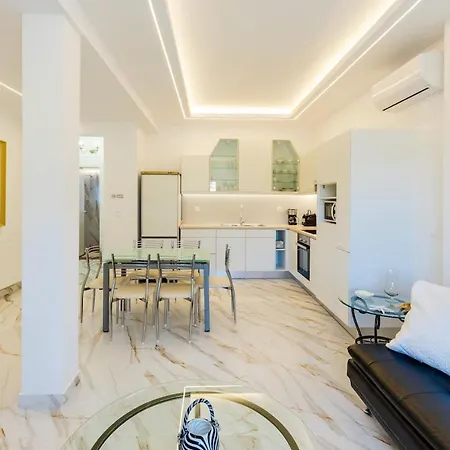 Forty-two Bright 2-bedroom Retreat In Molaoi