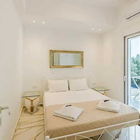 Forty-two Bright 2-bedroom Retreat In